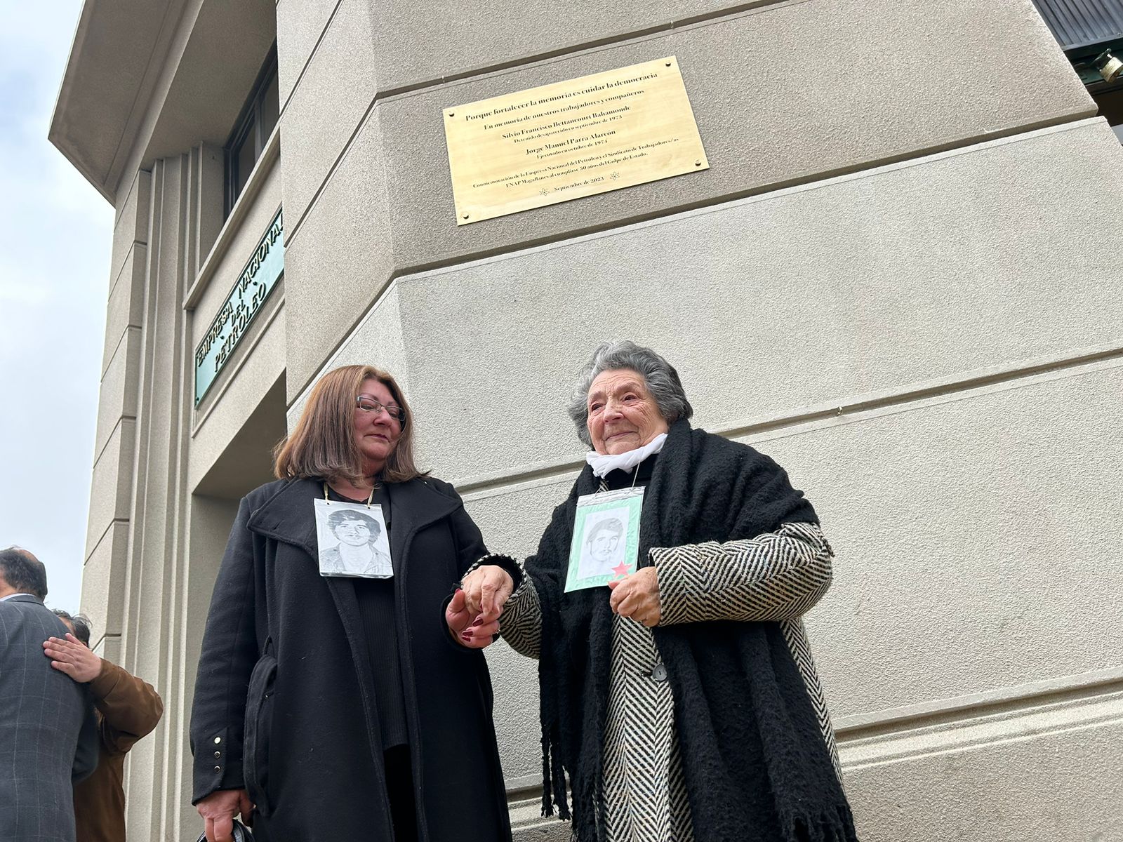 Instalan placa en edificio Enap que conmemora a Silvio Betancourt y Jorge Parra, trabajadores de la empresa desaparecidos y ejecutados para el Golpe de Estado
