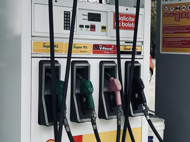 Se registró disminución en el precio de los principales combustibles, los cuales entraron en vigencia desde esta semana.