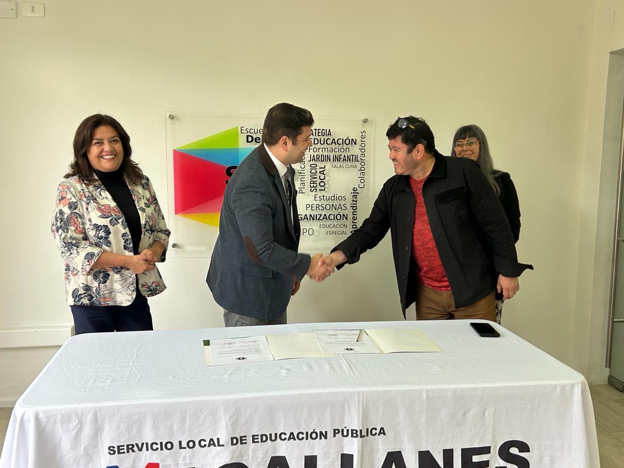 Sindicato de Trabajadores de ENAP Magallanes donó impresoras multifuncionales a dos escuelas de Punta Arenas