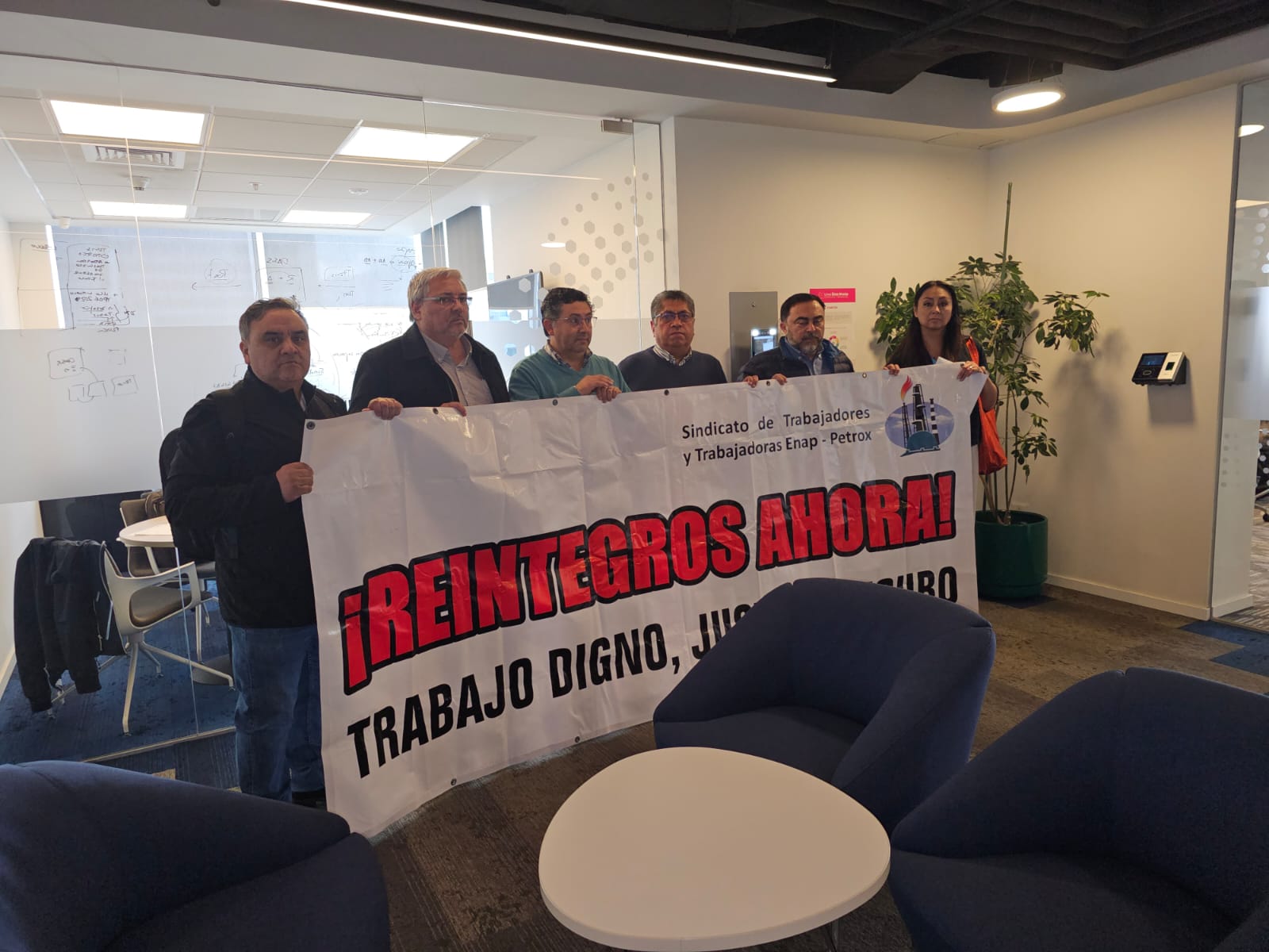 Sindicatos de Trabajadores de Magallanes y Bío Bío-Petrox, advierten que manifestaciones podrían radicalizarse tras despidos y cese de diálogos por parte de la empresa.