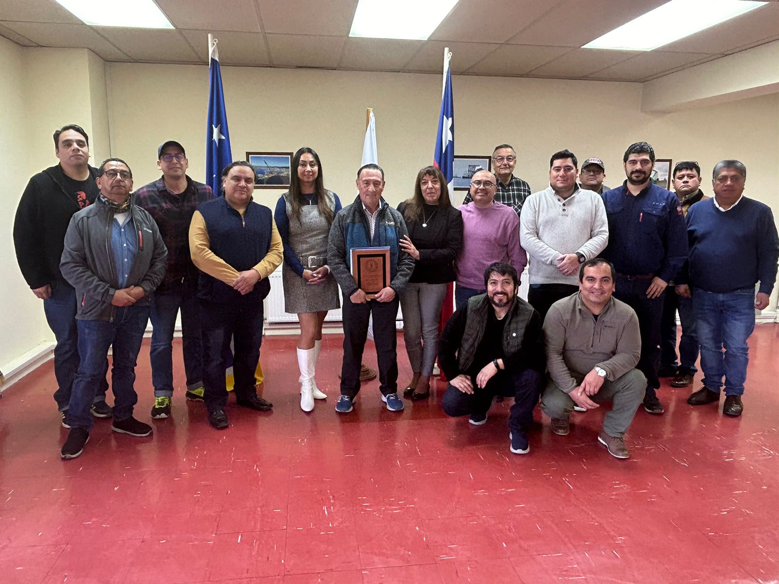 En emotiva ceremonia el Sindicato de Trabajadores de ENAP Magallanes y el cuerpo de delegados, entregaron un reconocimiento a ex delegado por su compromiso sindical