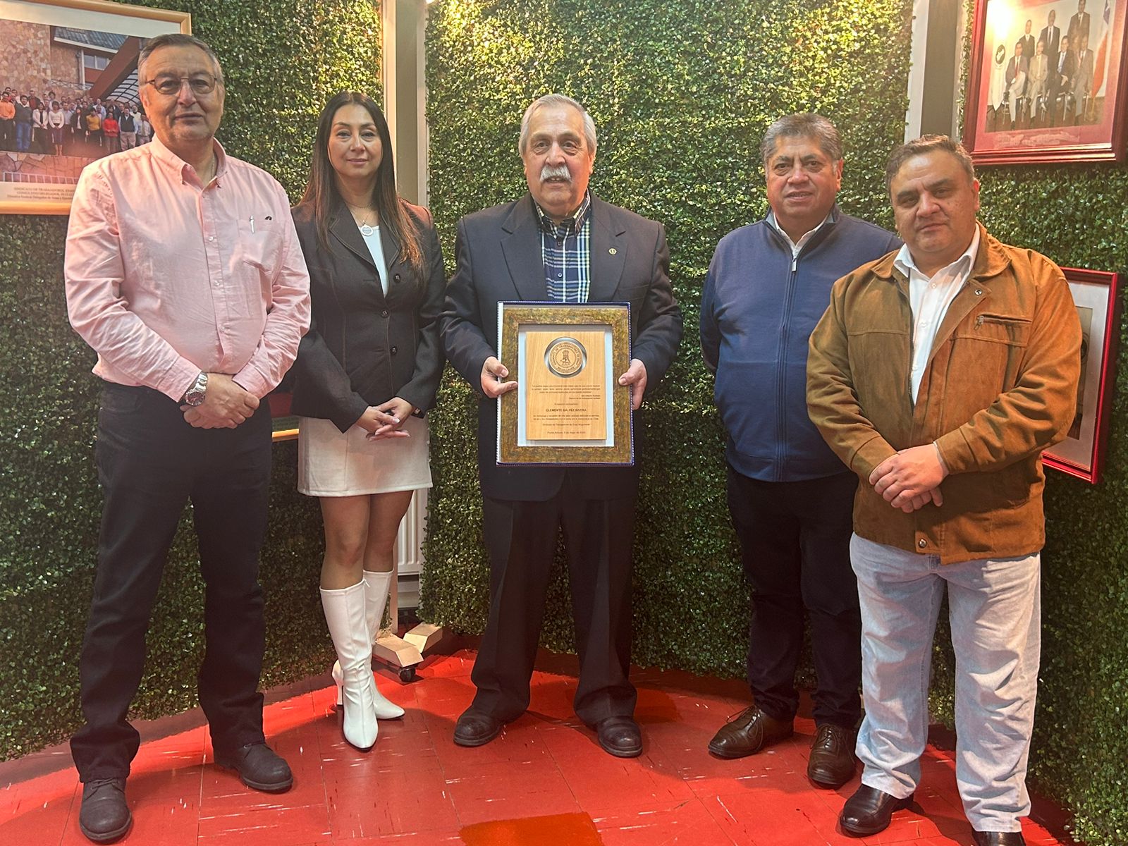 Sindicato de Trabajadores de Enap Magallanes entregó reconocimiento a ex dirigente sindical, Clemente Gálvez