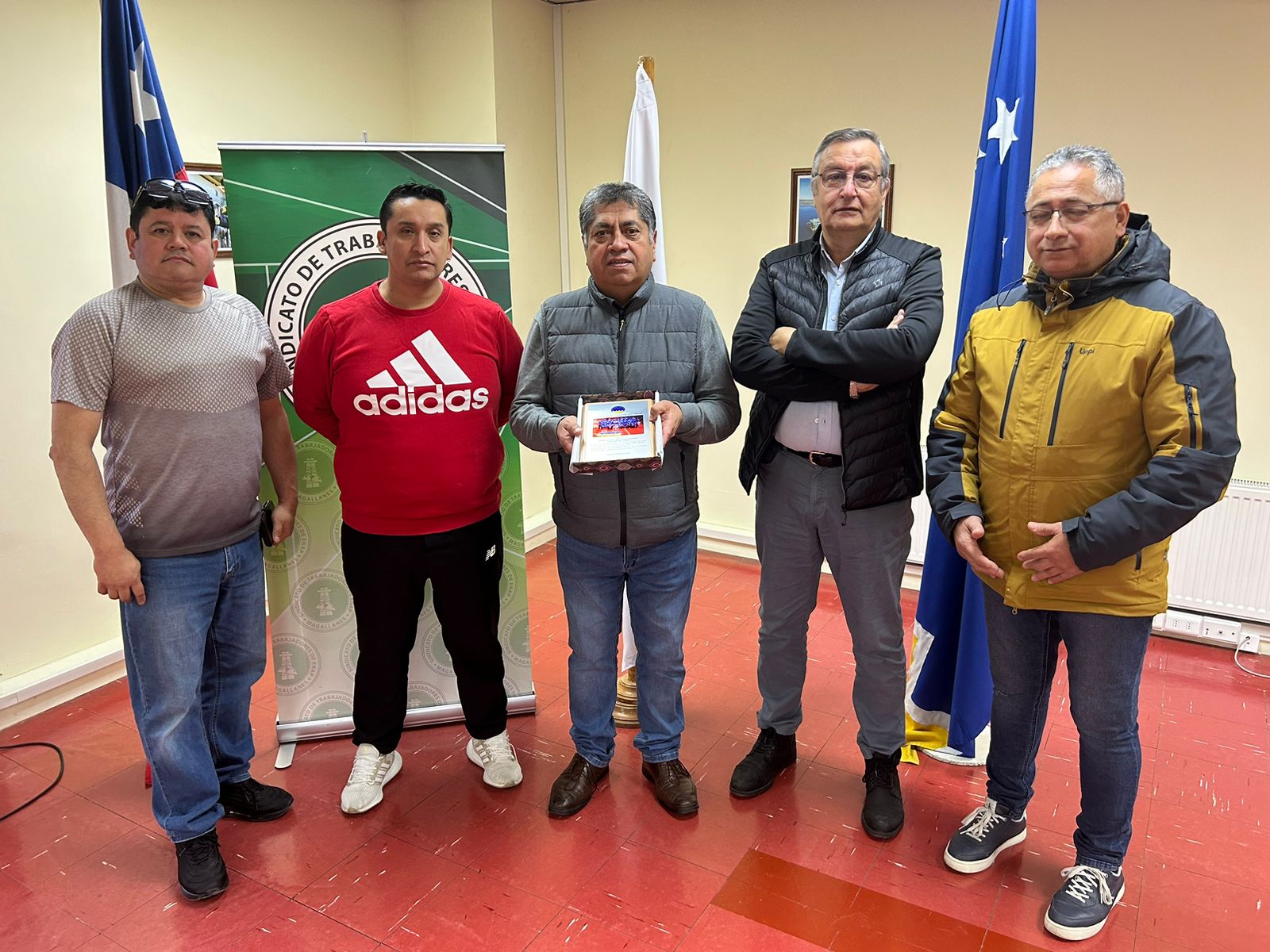 Dirigentes de la Asociación de Rayuela entregaron reconocimiento a directiva del Sindicato de Trabajadores de Enap Magallanes.