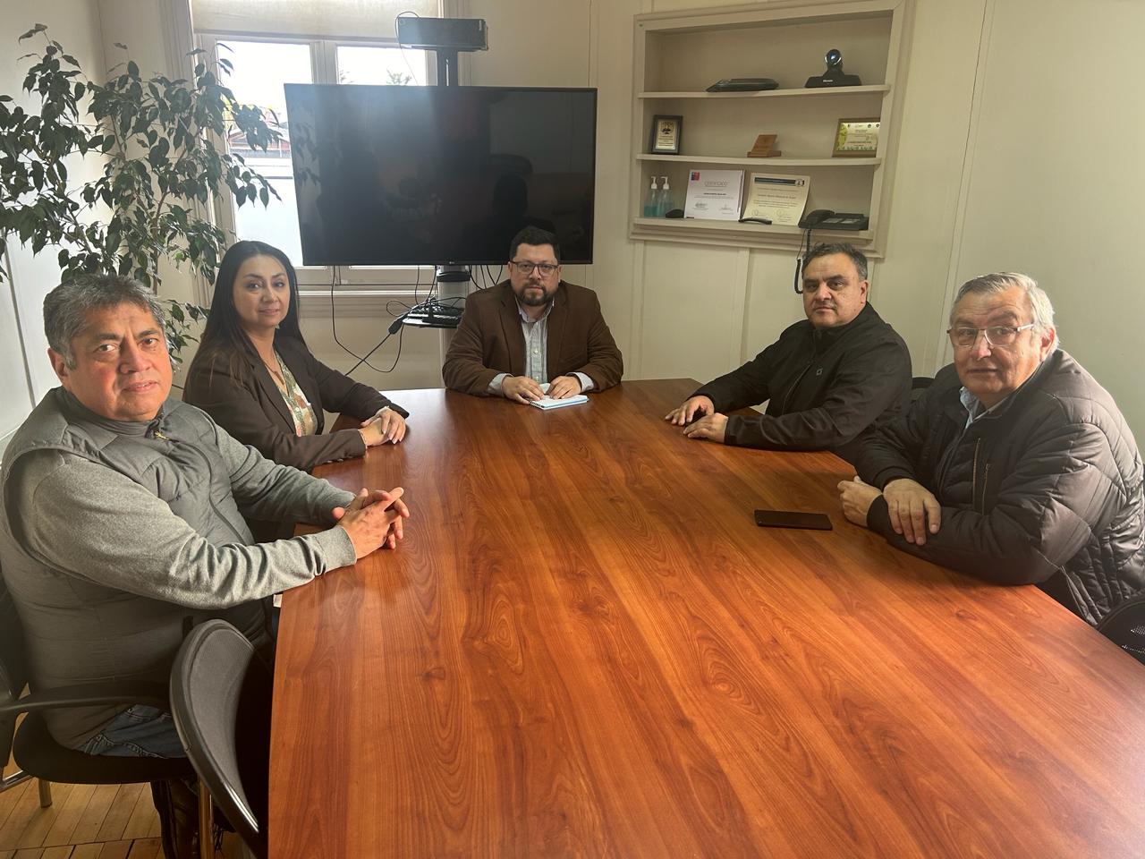 Directiva del Sindicato de Trabajadores de Enap Magallanes expone preocupaciones sobre despidos y seguridad laboral a seremi de Energía de Magallanes