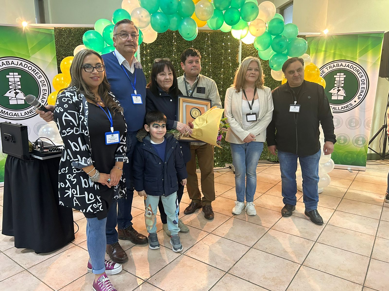 Sindicato de Trabajadores de Enap Magallanes Rinde Homenaje a Ruby Butorovich por 39 Años de Servicio 