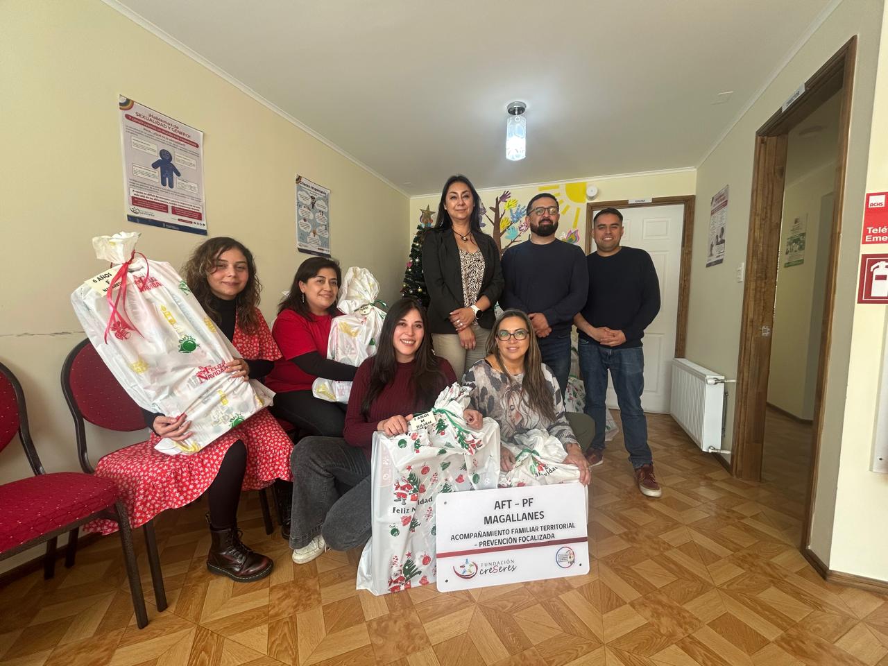 60 niños, niñas y adolescentes del programa de Acompañamiento Familiar Territorial, recibieron regalos de navidad de parte del Sindicato de Trabajadores de Enap Magallanes.